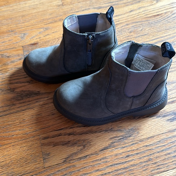 Size 11 toddler ugg boots in grey.  Cute and durable, in great shape - Picture 4 of 4